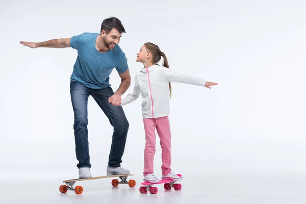 Отец и дочь со скейтбордами — стоковое фото