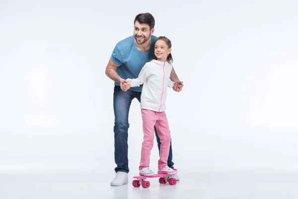 Батько і дочка зі скейтбордом — стокове фото