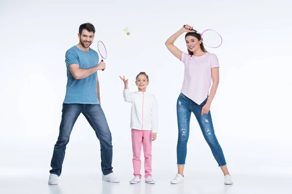 Jeune famille avec raquettes de badminton — Photo de stock