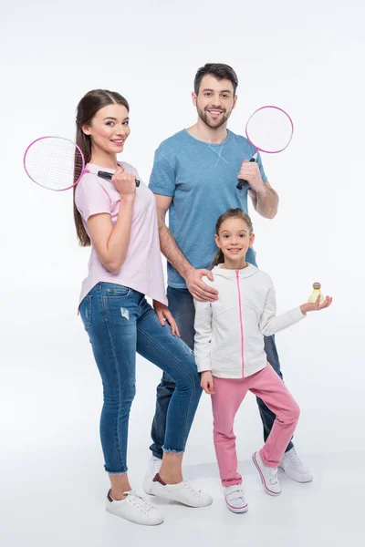 Giovane famiglia con racchette da badminton — Foto stock