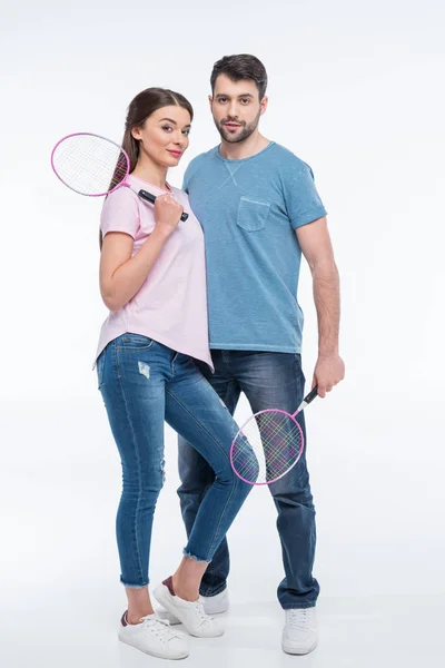 Couple avec raquettes de badminton — Photo de stock