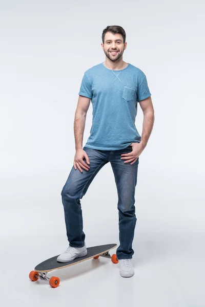 Jeune homme avec skateboard — Photo de stock