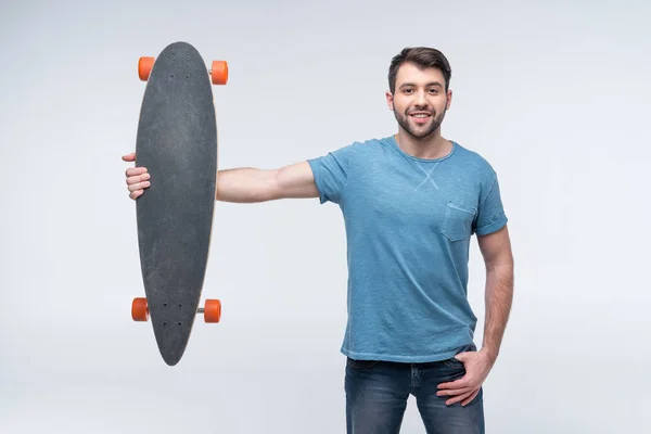 Jeune homme avec skateboard — Photo de stock