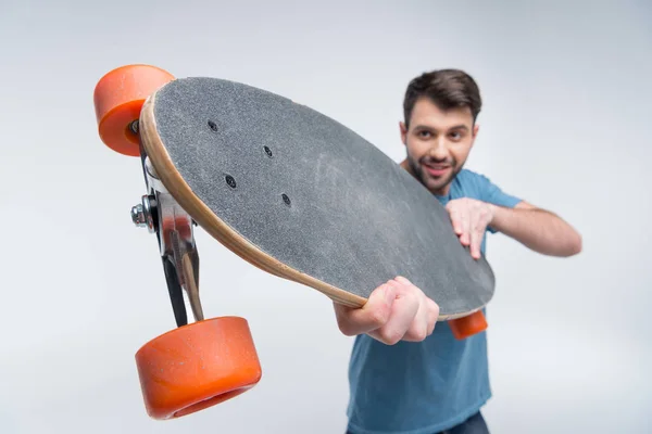 Молодий чоловік зі скейтбордом — стокове фото