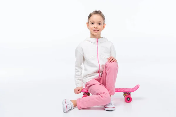 Petite fille avec skateboard — Photo de stock