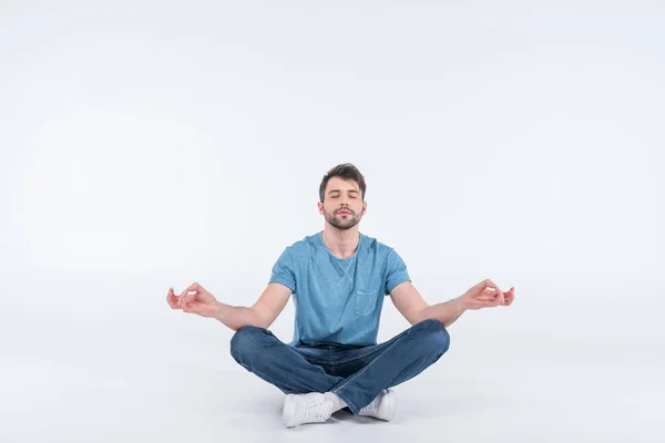 Hombre sentado en el suelo — Stock Photo