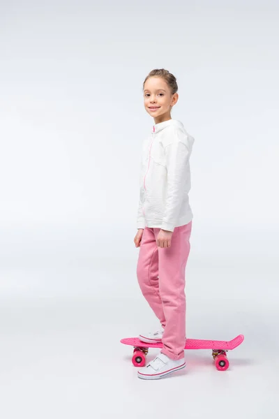 Petite fille avec skateboard — Photo de stock