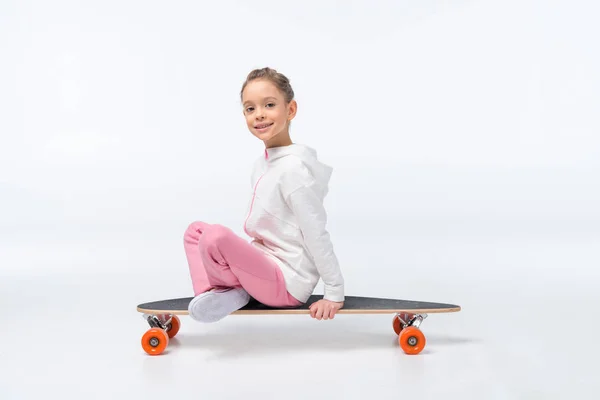 Маленька дівчинка зі скейтбордом — стокове фото
