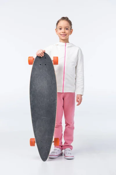 Маленькая девочка со скейтбордом — стоковое фото