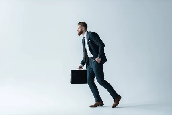 Hombre de negocios guapo con maletín - foto de stock