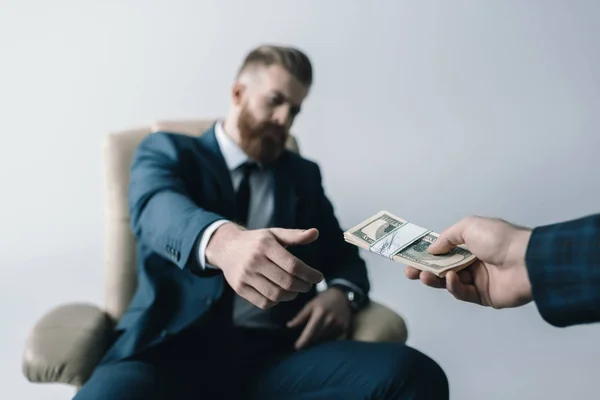 Geschäftsmann mit Dollarnoten — Stockfoto