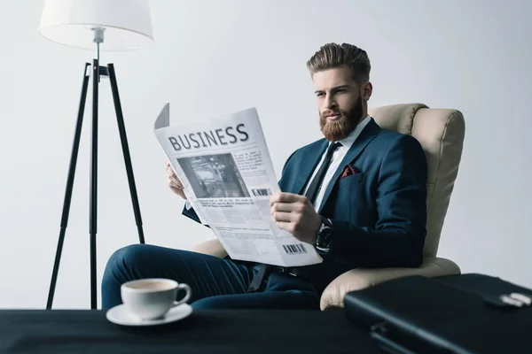 Uomo d'affari che legge il giornale — Foto stock
