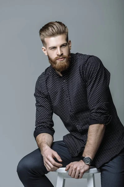 Стильный бородатый мужчина — стоковое фото