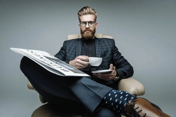 Homem de negócios elegante sentado em poltrona — Fotografia de Stock