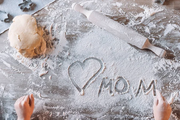 Heart symbol in flour — Stock Photo