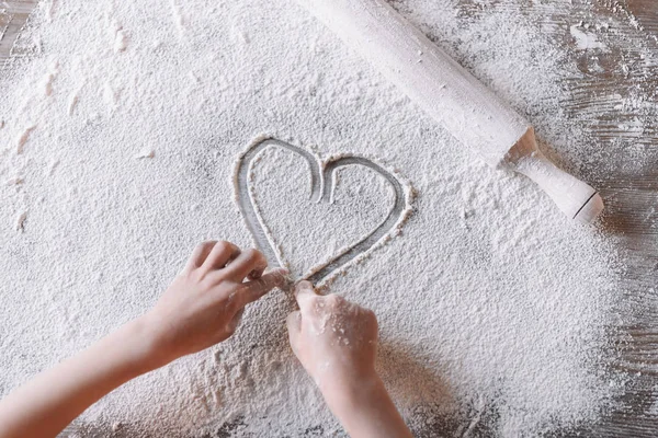 Heart symbol in flour — Stock Photo