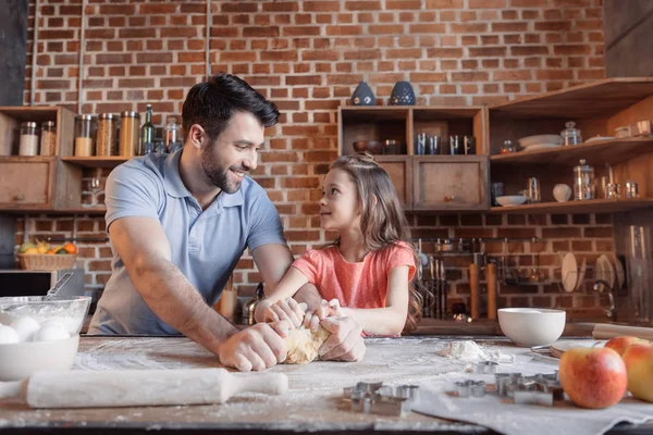 Padre e hija cocinando juntos - foto de stock