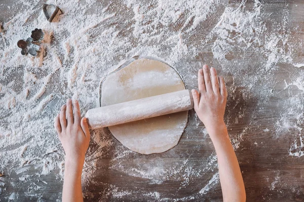 Kind bereitet Plätzchen zu — Stockfoto