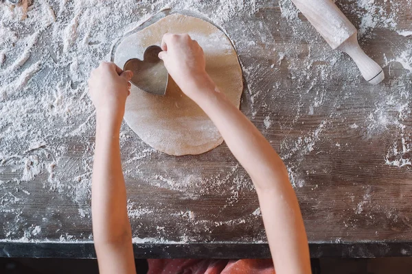 Criança preparando cookies — Fotografia de Stock