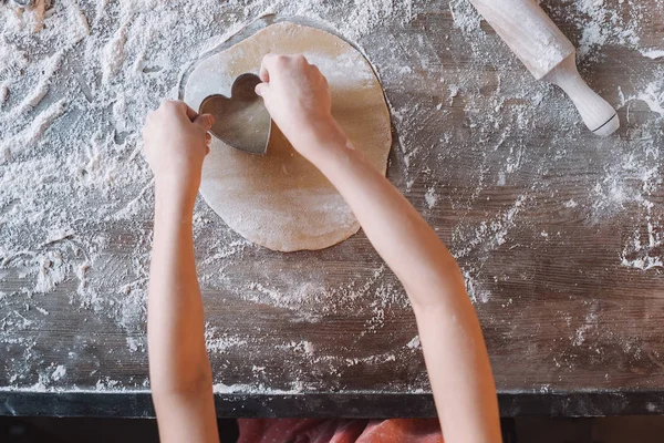 Niño preparando galletas - foto de stock