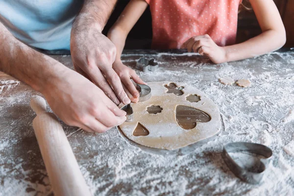 Père et fille cuisinent ensemble — Photo de stock