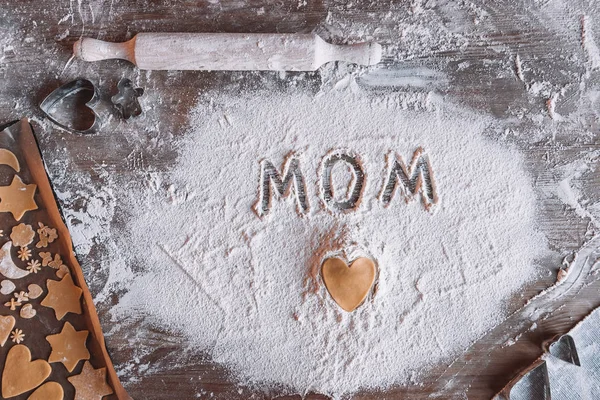 Word mom in flour — Stock Photo