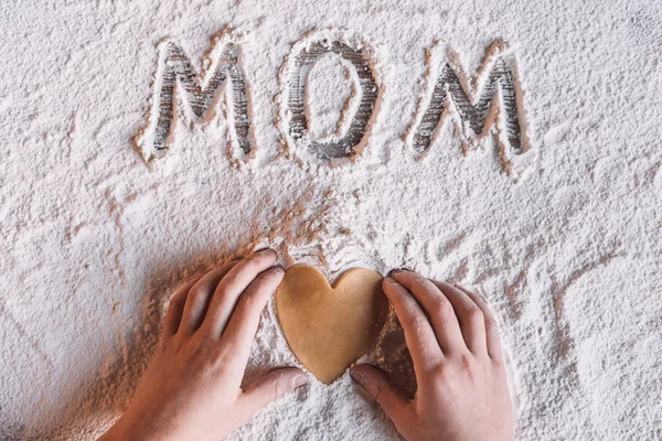 Word mom in flour — Stock Photo