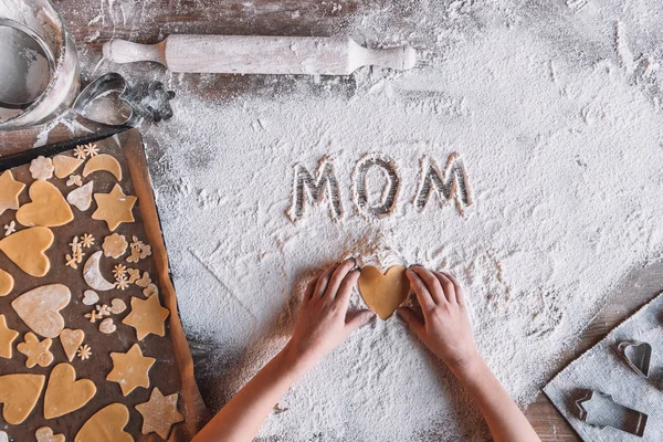 Word mom in flour — Stock Photo