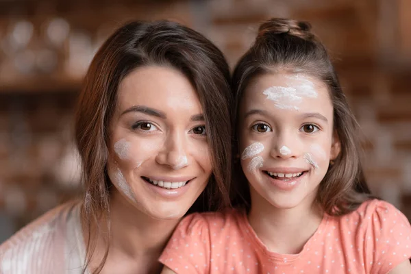 Mother and daughter in flour — Stock Photo