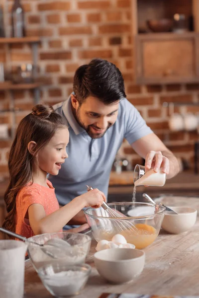 Pai e filha cozinhar — Fotografia de Stock