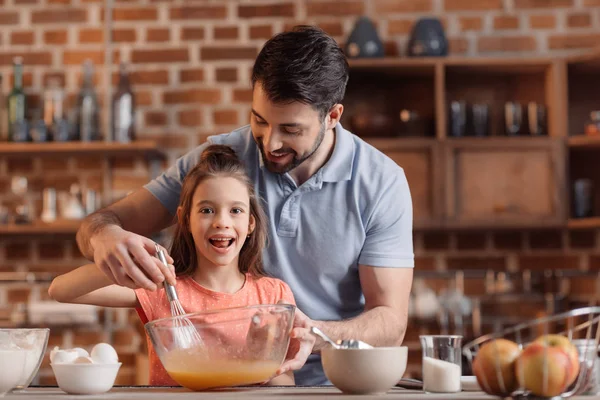 Father and daughter cooking — Stock Photo