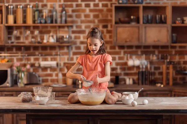 Menina assar pastelaria — Fotografia de Stock