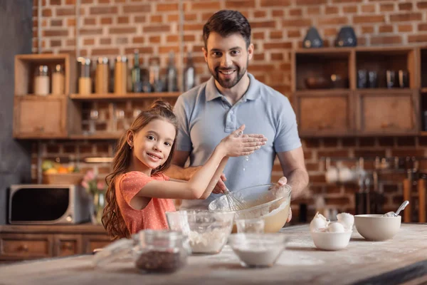 Padre e hija cocinando - foto de stock