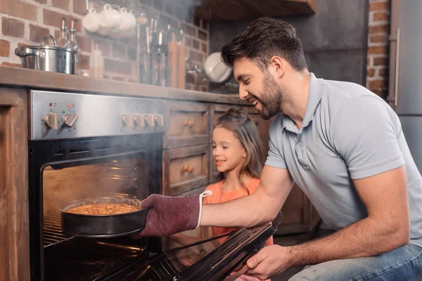 Padre e hija cocinando - foto de stock