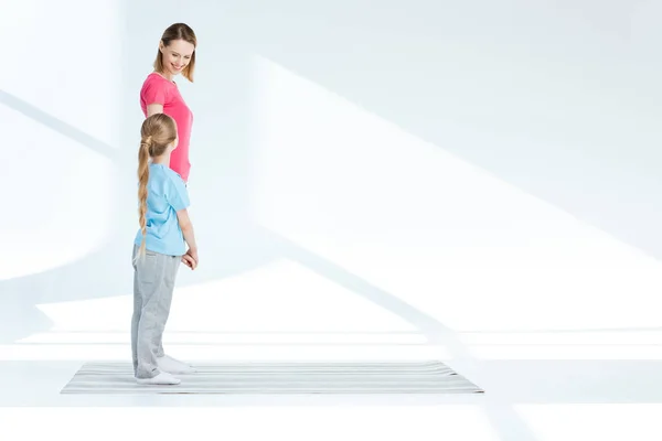 Mother and daughter exercising — Stock Photo