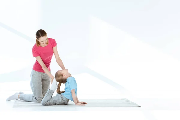 Mère et fille exerçant — Photo de stock