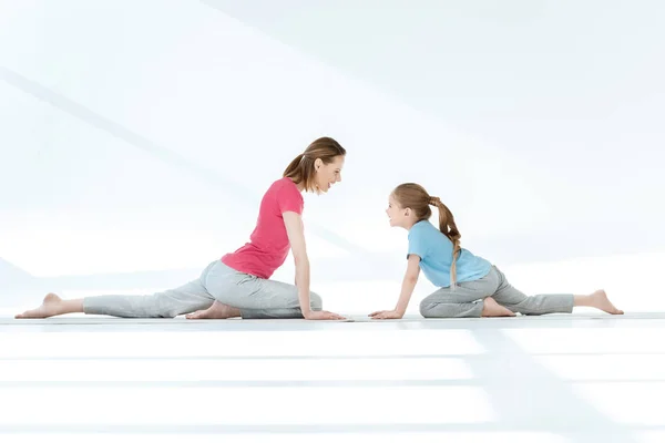 Madre e figlia esercizio — Foto stock