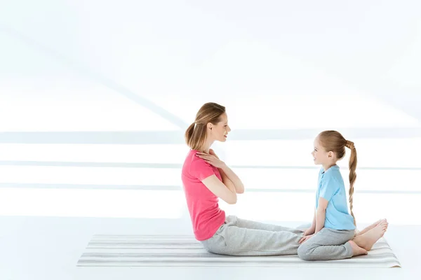 Madre e figlia esercizio — Foto stock