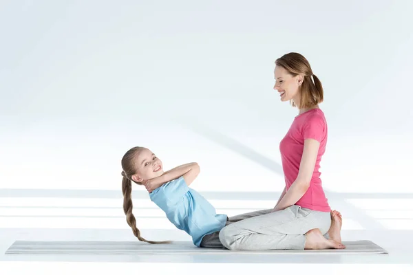 Мать и дочь упражнения — стоковое фото
