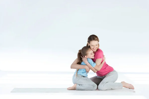 Mère et fille exerçant — Photo de stock