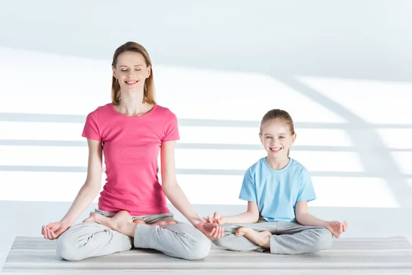 Mutter und Tochter in Lotusstellung — Stockfoto