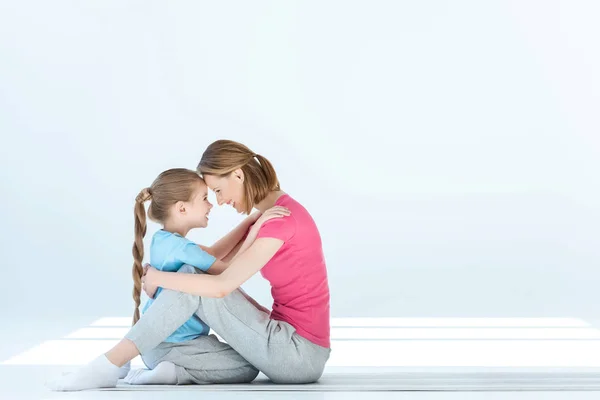 Hermosa madre e hija - foto de stock