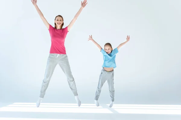 Deportiva madre e hija - foto de stock