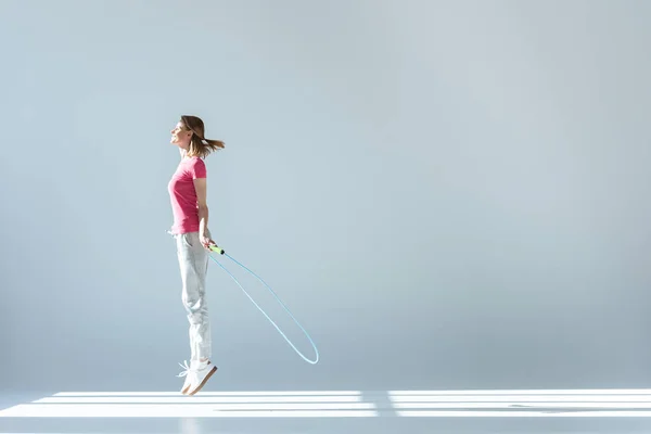 Mujer con cuerda para saltar - foto de stock