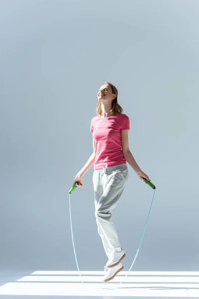 Mujer con cuerda para saltar - foto de stock