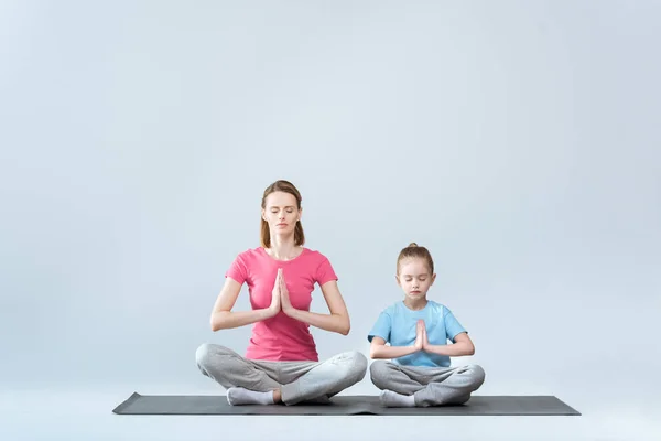 Deportiva madre e hija — Stock Photo