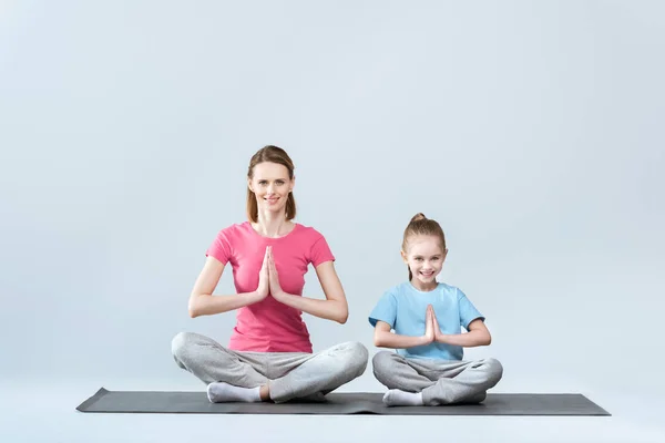 Sportliche Mutter und Tochter — Stockfoto