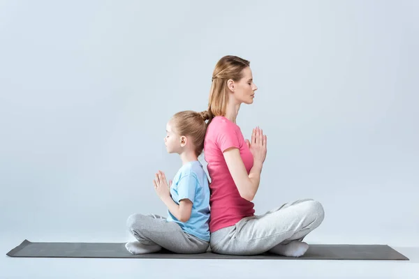 Sportliche Mutter und Tochter — Stockfoto