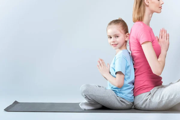 Sportive mère et fille — Photo de stock