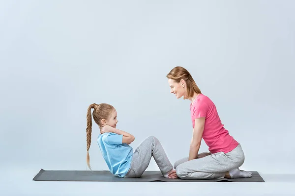 Sportliche Mutter und Tochter — Stockfoto